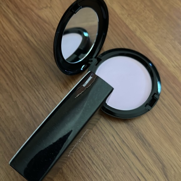 MAC Prep and Prime CC Powder- Illuminate!  Brand new, unused, discontinued! - Picture 3 of 3